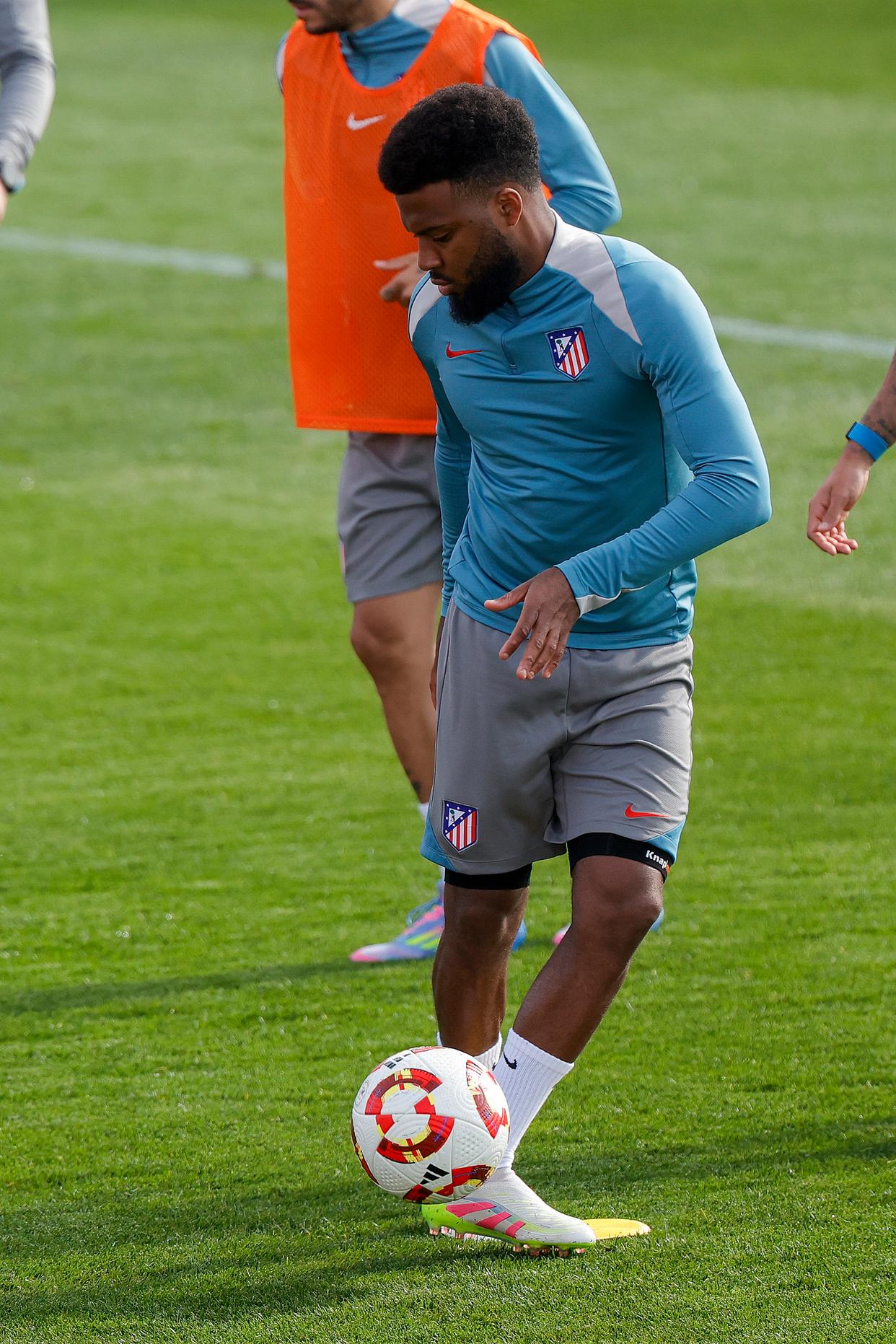 包含赛后体能课后；里昂主帅复盘备战国王杯；管理层满意；资深球员宣示担当的词条-乐动体育下载